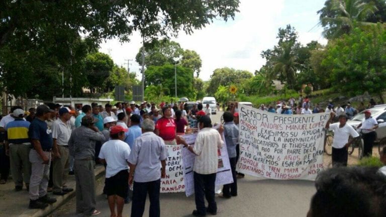 Unos 800 ejidatarios de Tihosuco están listos para bloquear el paso a Yucatán, el próximo jueves, en caso de no tener una respuesta favorable a sus demandas por parte de la Secretaría de Comunicaciones y Transporte, amenazó el presidente del comisariado ejidal, Alfredo Tun Batun.