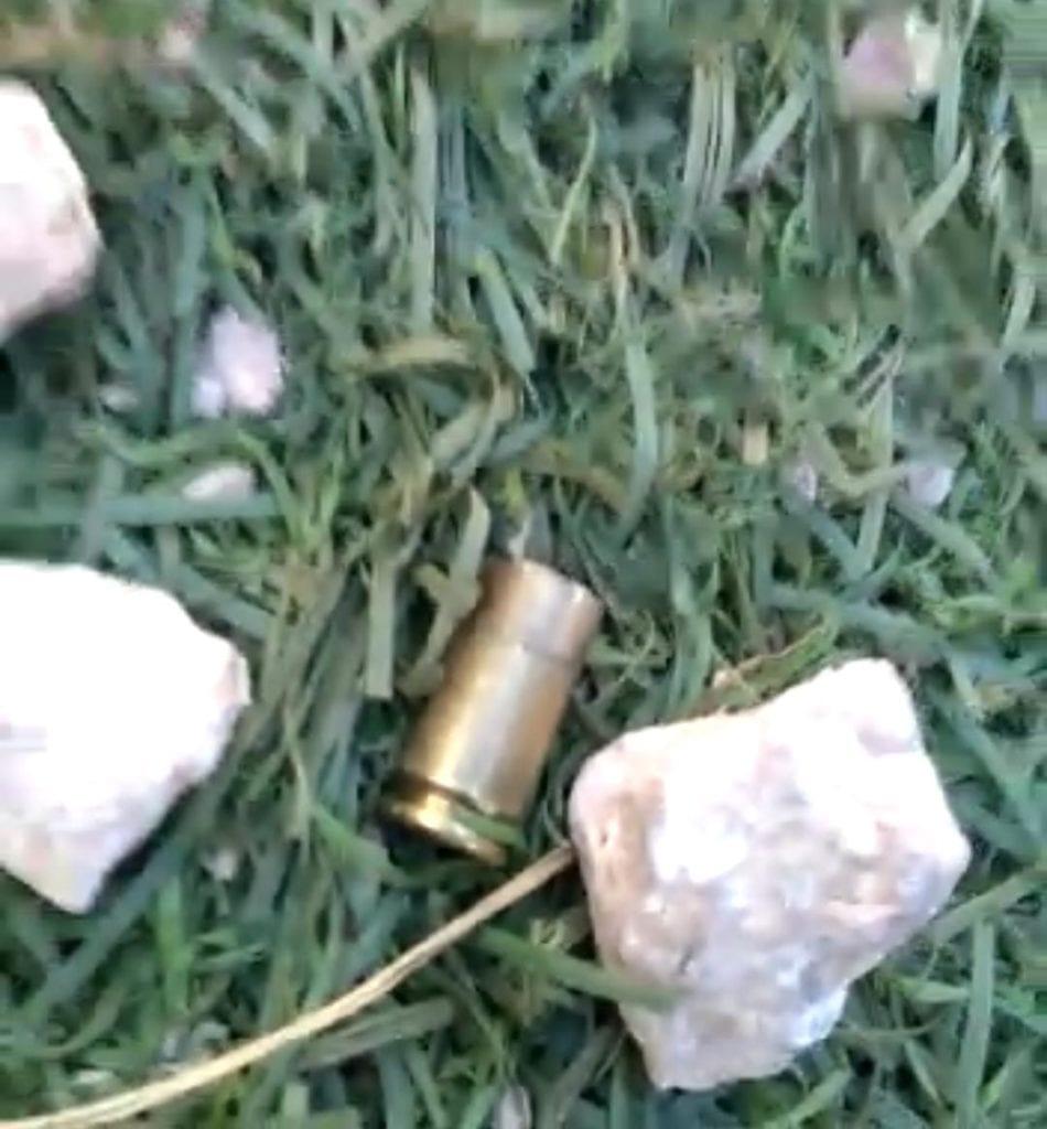 Varias veces accionaron sus armas los sicarios, quedando los impactos de bala en la fachada de este domicilio. El taxi se dio a la fuga con destino desconocido y aunque en esa esquina de la Leona Vicario se cuenta con una cámara del C4, los responsables no fueron capturados.