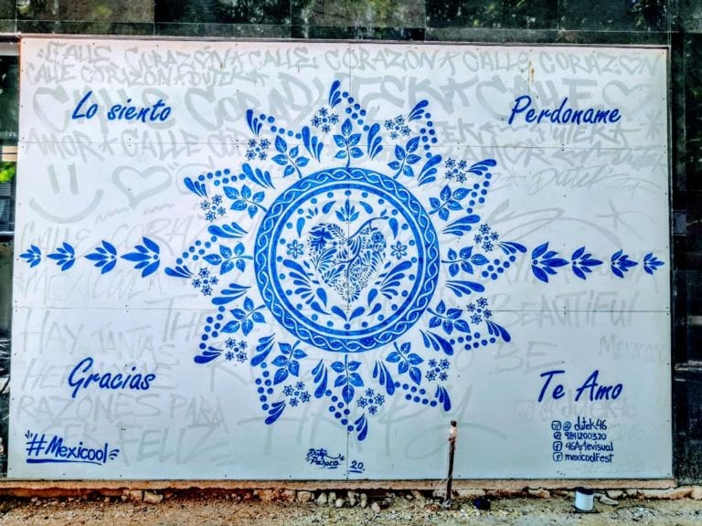 i eres fan de tomarte las mejores 'selfies' en los lugares más bellos y tienes la fortuna de vivir o visitar Playa del Carmen, no dejes pasar la oportunidad de tomarte la foto en este mural repleto de buena energía e intención, pues es una mandala (Diagrama simbólico que en el budismo representa la evolución del universo respecto a un punto central), que además te hará vibrar alto.
