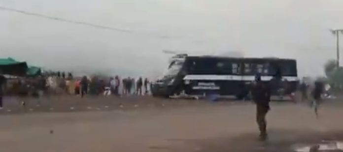 Otra vez la brutalidad de las autoridades ha hecho mella en la la sociedad mexicana y tal es el caso de un camión de la Policía que arrolló a Normalistas que protestaban en Tiripetío, Michoacán, dejando varios lesionados.