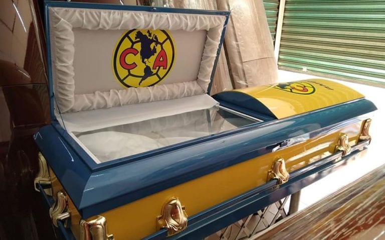 Venden ataúdes con logotipo del América y se viralizan