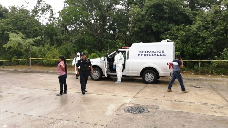 Vecinos buscan a ladrón, pero hallan cadáver atrás de Walmart en Playa del Carmen