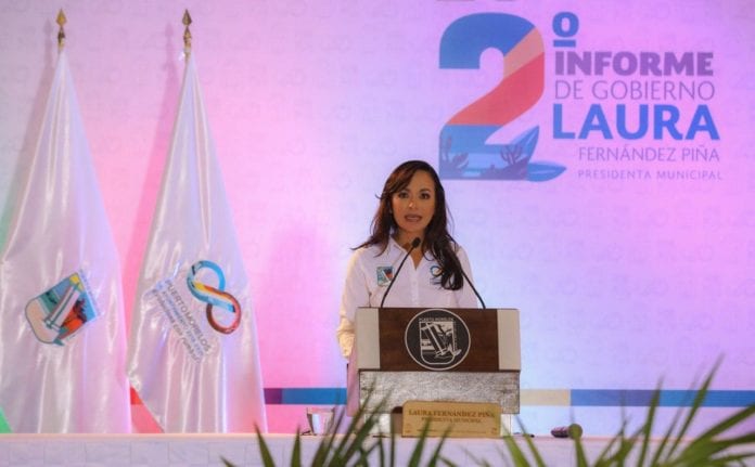 En Puerto Morelos trabajamos con la idea firme de fortalecer una administración de vanguardia, incluyente y transparente para cambiar las condiciones de vida de todos los habitantes, destacó la alcaldesa Laura Fernández Piña al rendir su Segundo Informe de Gobierno, que atestiguó el gobernador Carlos Joaquín González por medio de una video conferencia.