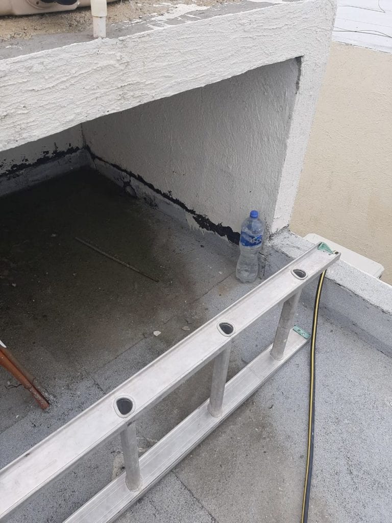 El vecino comenta que con el fenómeno Crostóbal, muchas viviendas tuvieron filtraciones en ventanas, techos, goteras impresionantes, pareciera que las viviendas tuvieran años cuando tiene máximo año y medio que se entregaron estas casas.