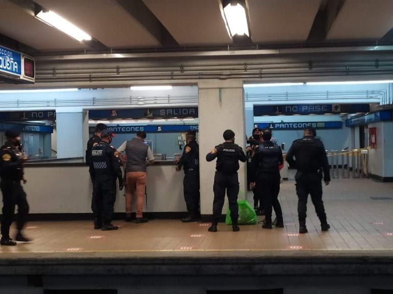 Con binomios y represión, autoridades detienen a comerciantes que hacen entregas en el Metro