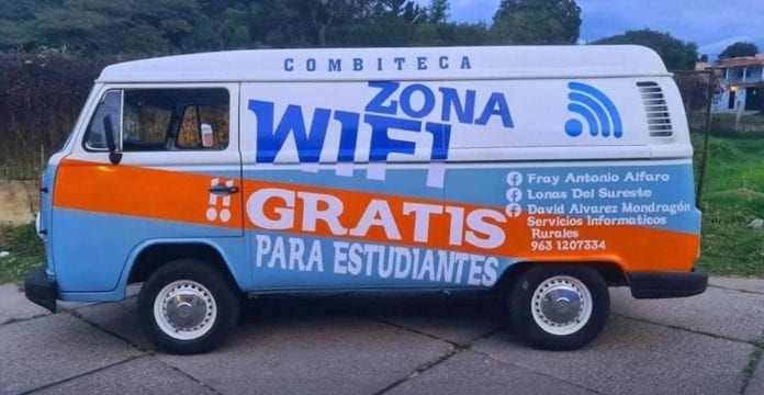 Ofrece internet desde su combi a los alumnos para que puedan seguir con sus estudios