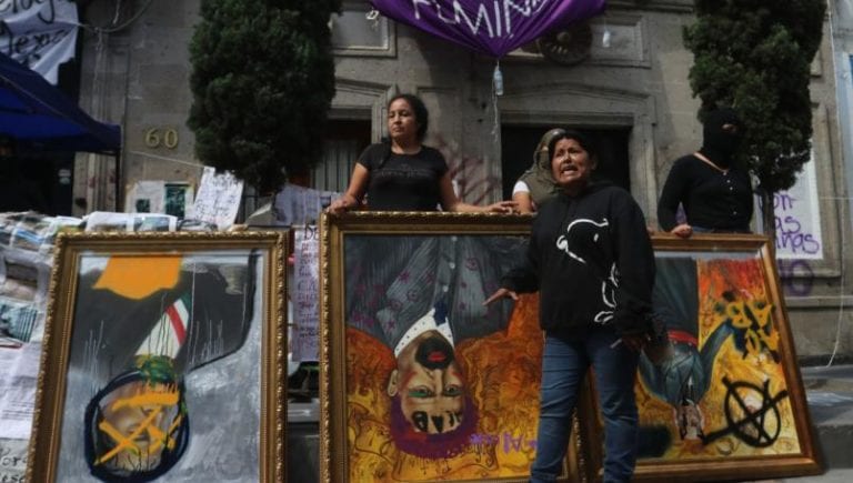 AMLO se molesta con feministas que “vandalizaron” cuadro de Madero en CNDH