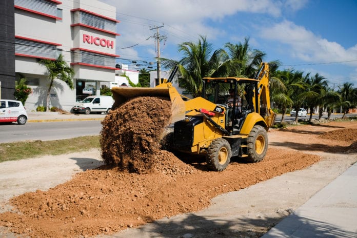 Para mejorar la calidad de vida de los habitantes, en Benito Juárez se desarrolla obra pública prioritaria en rubros como pavimentación, drenaje, instalaciones deportivas, electrificación, movilidad, entre otros que van de la mano con proyectos impulsados por el Gobierno de México como el Tren Maya, expresó la Presidente Municipal Mara Lezama.