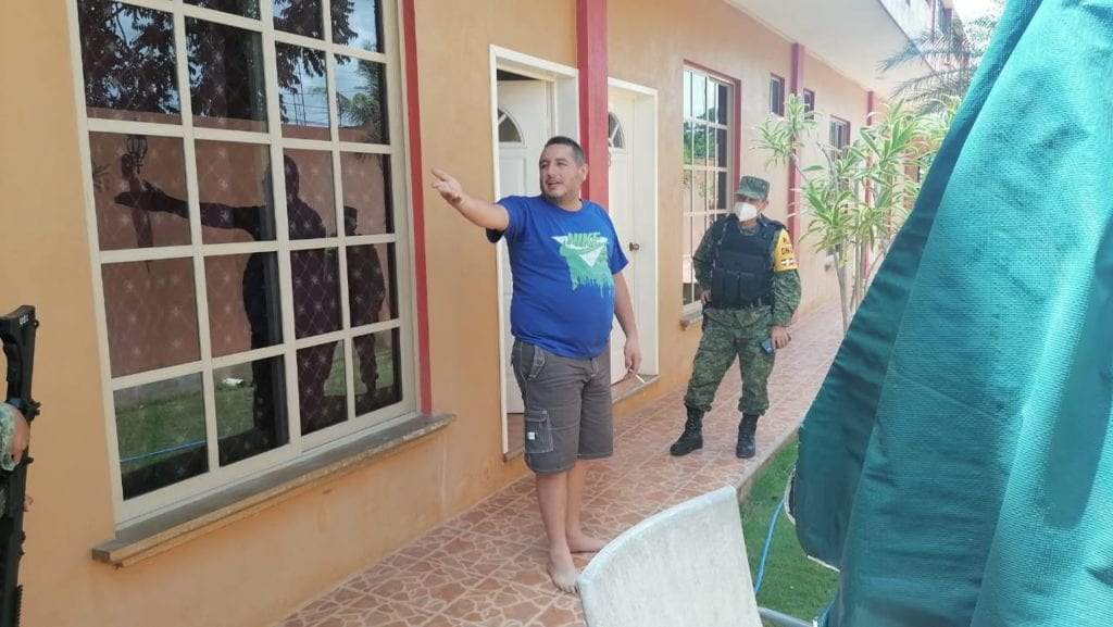 Datos extraoficiales apuntan que la víctima portaba una credencial que avalaba su procedencia de Tamaulipas y estaba identificado por inteligencia militar como uno de los sospechosos del aterrizaje de la narco avioneta cerca de Polyuc, de hace varias semanas.