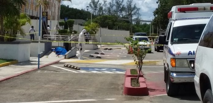Tras los reportes de que una persona fue ejecutada a balazos en las inmediaciones del Aeropuerto Internacional de Chetumal, se informó que el sujeto era presuntamente narcotraficante, ligado a diversos delitos en la región.