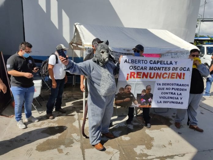Un excomandante de la FGE se manifestó disfrazándose de rata, tras ser despedido presuntamente por tener los atributos de su disfraz.