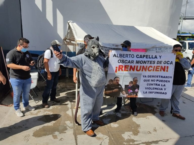 ¡Inédito! Comandante de la FGE se disfraza de rata después de ser despedido por no acreditar pruebas de confianza