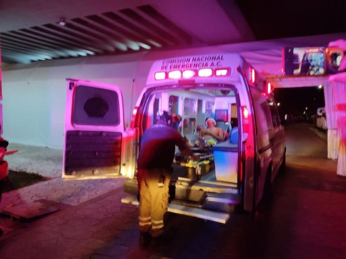 Un asaltante y su víctima fueron internados juntos en el Hospital General de la Ciudad, luego que el delincuente la hiriera con un arma blanca y que vecinos le propinaran una golpiza a este agresor, en la Región 101.