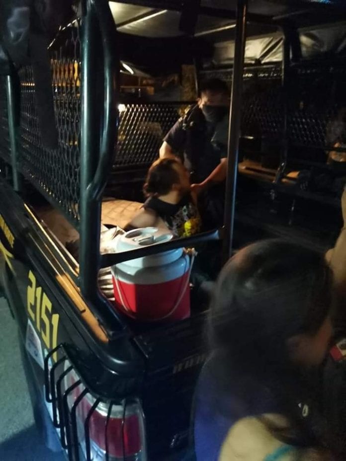 Un sujeto fue detenido por las autoridades, tras un llamado ciudadano pues con un palo de escoba descalabró a su novia acertándole un fuerte golpe en la cabeza.