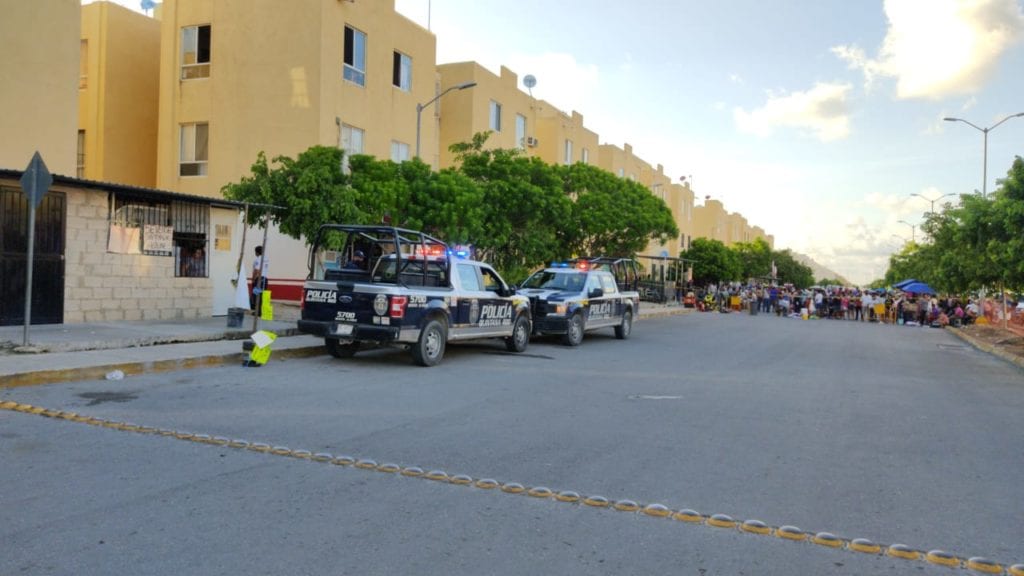 Sujetos armados abrieron fuego en contra de su víctima a plena calle, en la avenida Isla Aruba con San Mauricio, generando un caos a la mitad de este tianguis.
