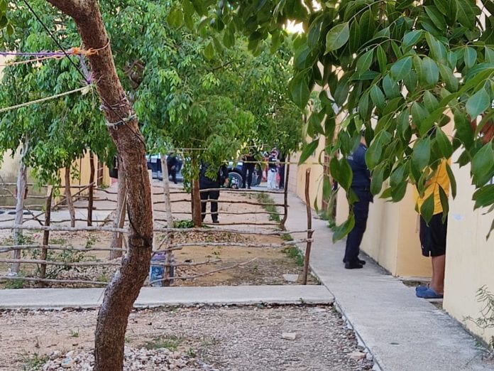 Un hombre con uniforme de tianguista y una caja de bolero fue asesinado a balazos esta tarde, durante el tianguis que se realiza los domingos en la tarde en el fraccionamiento Paseos del Mar, en la Región 251 de esta ciudad.