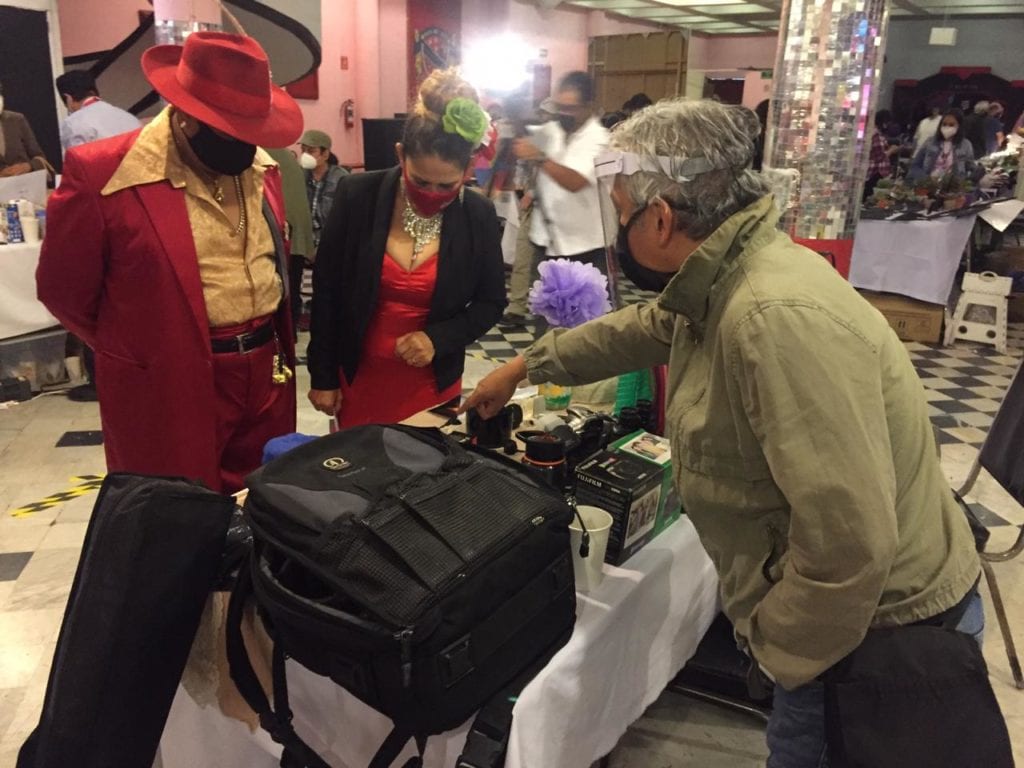 Apoyarnos es el Medio, es el nombre de este bazar y al respecto una de sus impulsoras, la fotógrafa Ana Beatriz Reyes, dijo a Quinta Fuerza que este evento surgió ante la situación generada por el Covid-19. "Por la pandemia muchos compañeros perdieron sus empleos por recortes presupuestales los medios y a otros les redujeron el sueldo y aunado a esto el cierre de lugares como el Salón Los Ángeles".