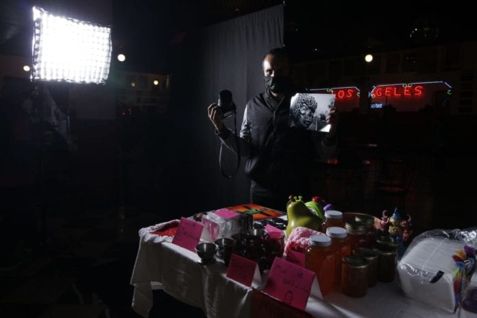 Al más puro estilo de apoyarse mutuamente, es que periodistas y comunicólogos organizaron un bazar que tiene el objetivo de rescatar el Salón Los Ángeles de la Ciudad de México, que ha tenido que permanecer cerrado por la pandemia y que ayer y hoy abrió sus puertas por este evento.