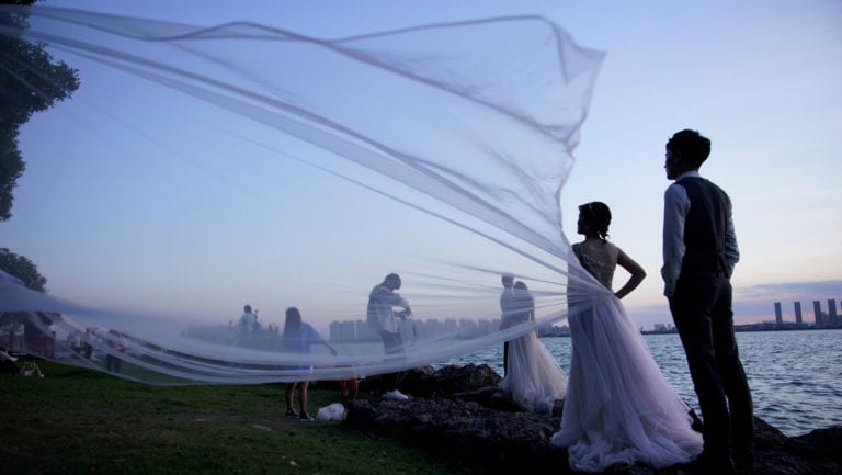 Video: Novia muere en sesión de fotos tras ser arrastrada por las olas