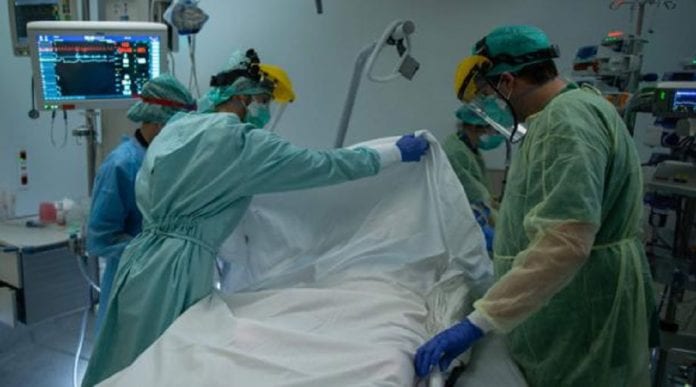 Si bien el Covid-19 es más letal principalmente en personas de la tercera edad y enfermos de padecimientos crónicos, en esta ocasión un menor de 13 años de edad fue víctima de este mal, según el reporte de hoy. 