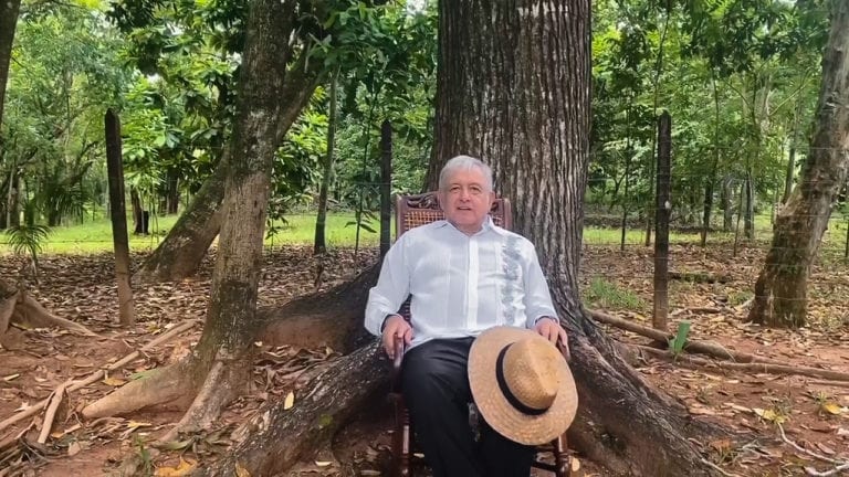 El presidente Andrés Manuel López Obrador, publicó un video en redes sociales donde, ante la sorpresa de muchos, fijó su postura sobre la negativa del INE al partido México Libre de Felipe Calderón y Margarita Zavala, hecho que aplaudió y a lo que enfatizó: "Si no hay justicia en México vayan al extranjero".