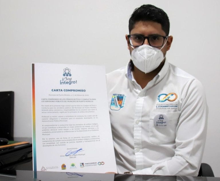 Por medio de la campaña “Soy Íntegro”, la Contraloría Municipal refuerza la difusión de los códigos de Ética y de Conducta entre colaboradores del gobierno local y con ello reafirmamos nuestro compromiso con la ciudadanía de seguir conduciéndonos bajo los principios, valores y reglas de integridad, afirmó la presidenta municipal, Laura Fernández Piña.