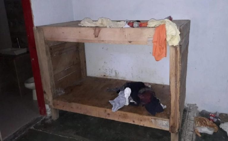 Un anciano vivía encerrado en una caja de madera; su propia hija lo tenía así