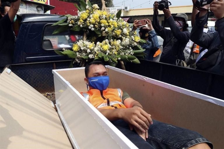 Permanecer en un ‘ataúd’: el castigo a quien no usa cubrebocas en Indonesia