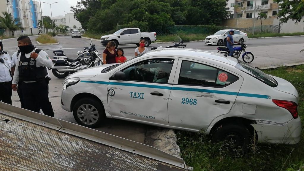 El volquete continuó su trayectoria, estrellándose contra una luminaria y una palmera, antes de detenerse.