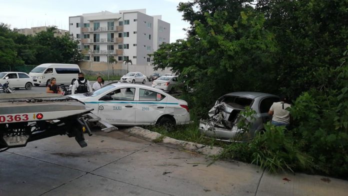 Por distracción de un chofer de un volquete, dos automóviles acabaron destrozados, igual que una luminaria y una palmera, en el cruce de la avenida CTM con 130, en la zona conocida como la “Cruz de Servicios”.
