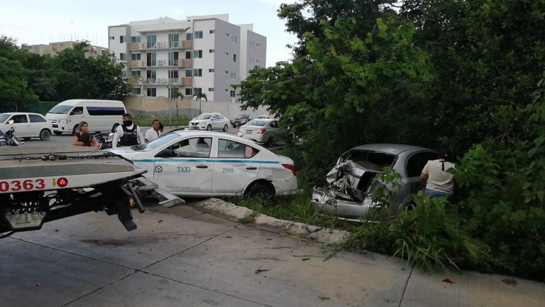 Por distracción de un chofer de un volquete, dos automóviles acabaron destrozados, igual que una luminaria y una palmera, en el cruce de la avenida CTM con 130, en la zona conocida como la “Cruz de Servicios”.