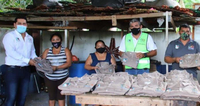 El gobierno de la presidenta municipal, Laura Fernández Piña, cumplió con la entrega de uniformes a las brigadas de Servicios Públicos de Leona Vicario, en seguimiento a la acción de hace unos días en la cabecera municipal.