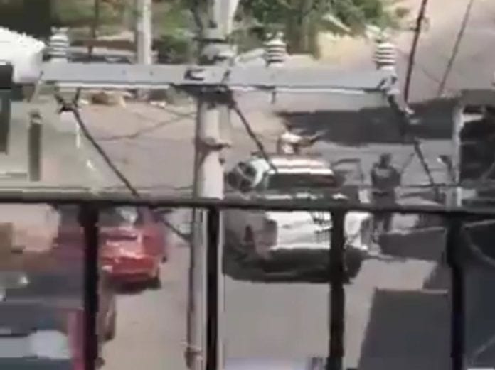 Policías se enfrentaron con extorsionadores; hubo dos muertos tras la balacera