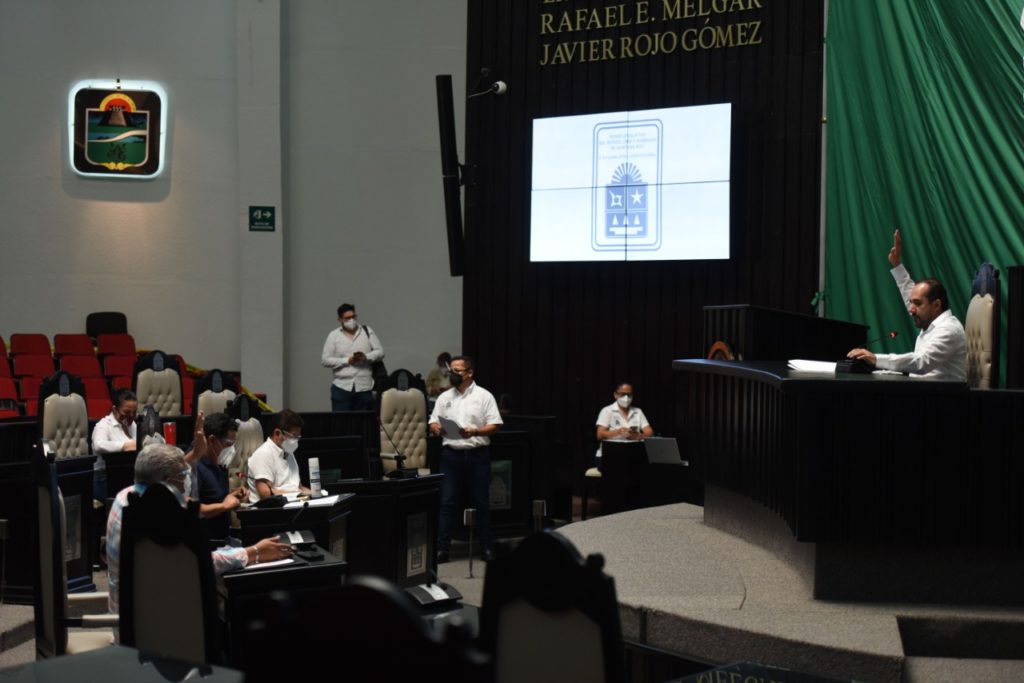 En la sesión número 11 de la Comisión Permanente, presidida por el diputado José Luis Guillén López se plantearon las iniciativas donde se propone prohibir la distribución, venta, regalo y suministro de bebidas azucaradas y alimentos envasados de alto contenido calórico en instituciones educativas públicas y privadas, de educación básica y media superior.