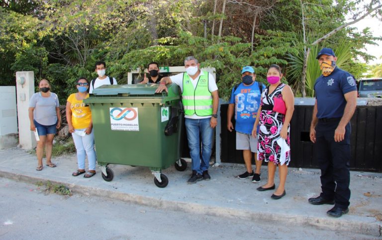 Refuerzan limpieza en Puerto Morelos con entrega de contenedores de basura