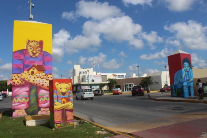Por iniciativa de los propios vecinos del fraccionamiento Villas del Sol, se contactó a un artista para pintar murales en las columnas del acceso a esta popular zona de la ciudad, acción que esperan repetir en los distintos parques.