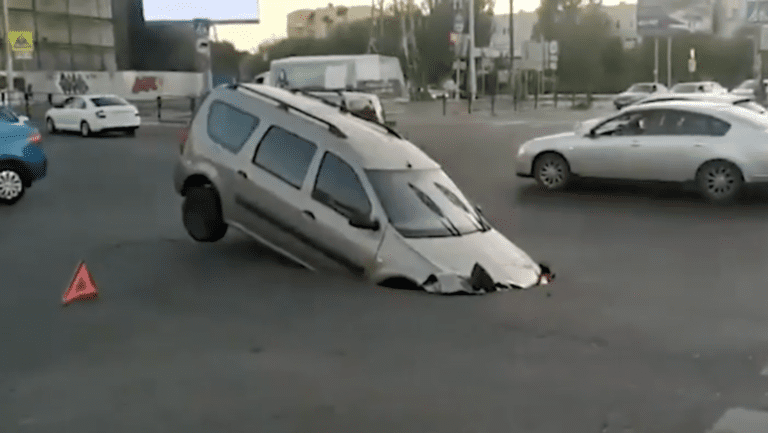 VIDEO: Captan momento exacto en que una calle se ‘traga’ un auto