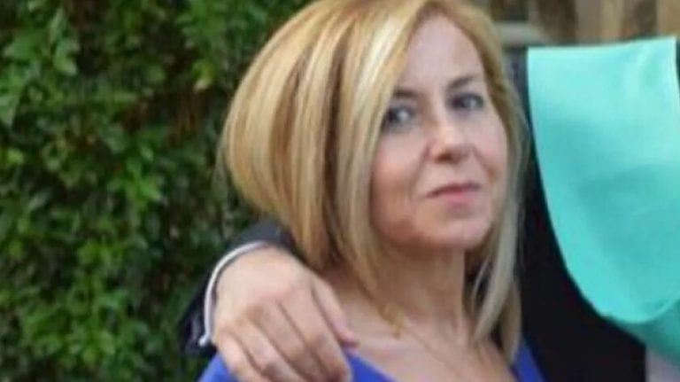 Mujer muere de cáncer esperando una cita médica, le decían que eran ‘gases’