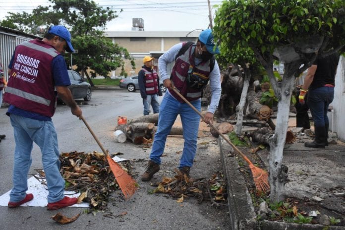 Luego del paso del huracán “Zeta” por la zona norte de Quintana Roo, autoridades municipales reportan saldo blanco en Benito Juárez y realizaron un recorrido de supervisión para constatar la atención otorgada a los incidentes registrados durante la noche, a causa de las intensas ráfagas de viento y la lluvia.