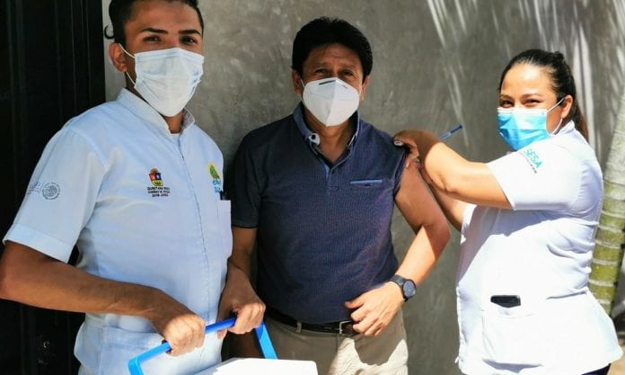 Autoridades de Tulum, encabezadas por Víctor Mas Tah, invitaron a la población a vacunarse contra la influenza, como parte de la campaña de vacunación del municipio y de la Secretaria de Salud Estatal.