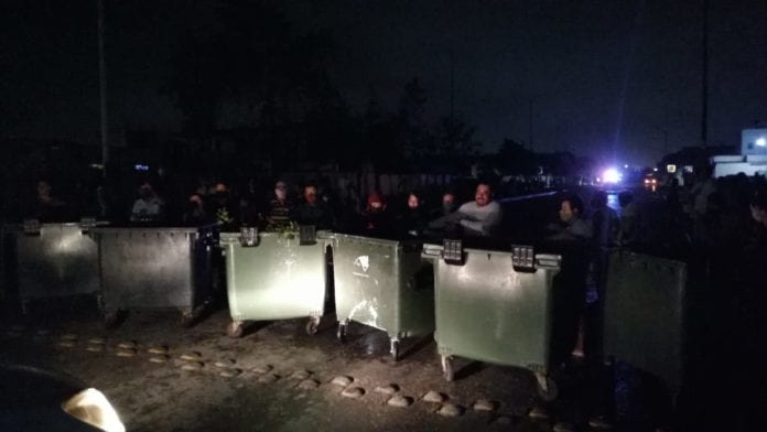 A más de una hora de bloqueo, la CFE no ha aparecido en el lugar, como exigen.