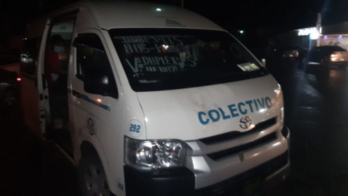 Una persona, al parecer en estado de ebriedad, cruzó la avenida 115 de manera imprudente y terminó siendo colisionada por una combi de transporte público, poco antes de las ocho de la noche. Milagrosamente se levantó y se fue.