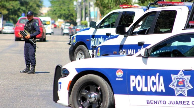 ¡Agarran a presunto ladrón! Vecinos entregan a policías a hombre armado en Cancún