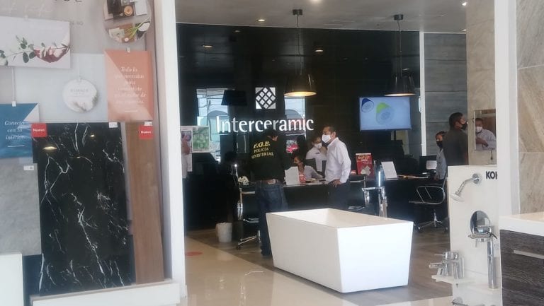 Entre tres, realizan asalto armado a tienda en la López Portillo en Cancún