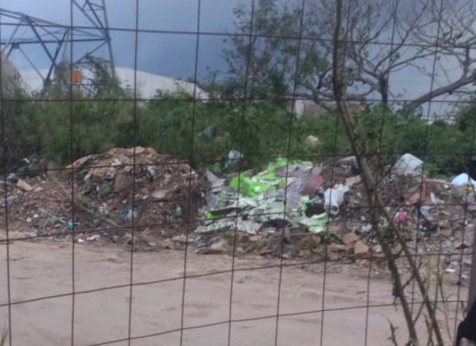 Gente de la colonia El Fundador de Playa del Carmen denuncia que vehículos de la CROC tiran basura en la zona