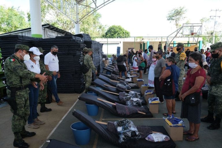 Entregan ayuda a familias de Puerto Morelos, tras paso de huracán “Delta”