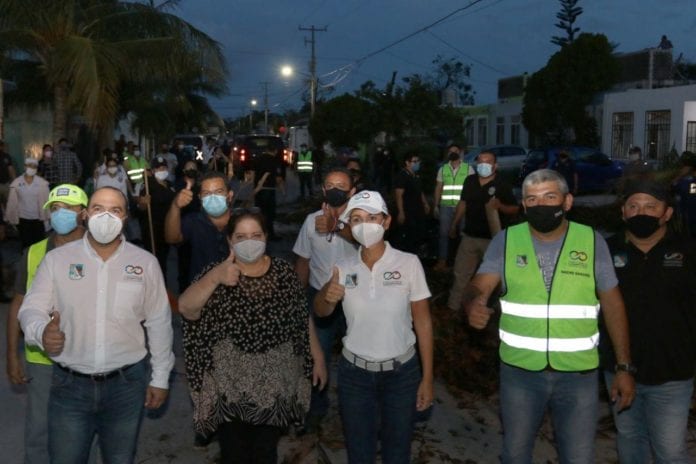 La alcaldesa Laura Fernández Piña, acompañada por la secretaria de Turismo del Estado, Marisol Vanegas Pérez, realizó un recorrido de supervisión de los trabajos de mantenimiento y limpieza que se llevan a cabo en el municipio para constatar los avances en la recuperación de la imagen urbana de Puerto Morelos, a un día del paso del huracán “Zeta”.