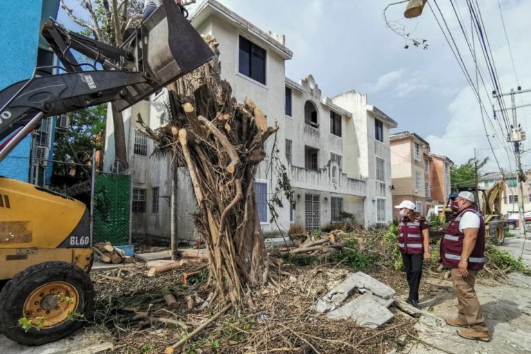 Con el objetivo de continuar detectando las posibles afectaciones tras el paso del huracán “Zeta” por la zona norte de Quintana Roo, este miércoles autoridades municipales y estatales realizaron un detallado recorrido de supervisión por distintas zonas de la ciudad.