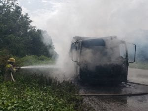 Tras robarse 100 mil pesos, incendian camión que trasladaba una carga de helados.
