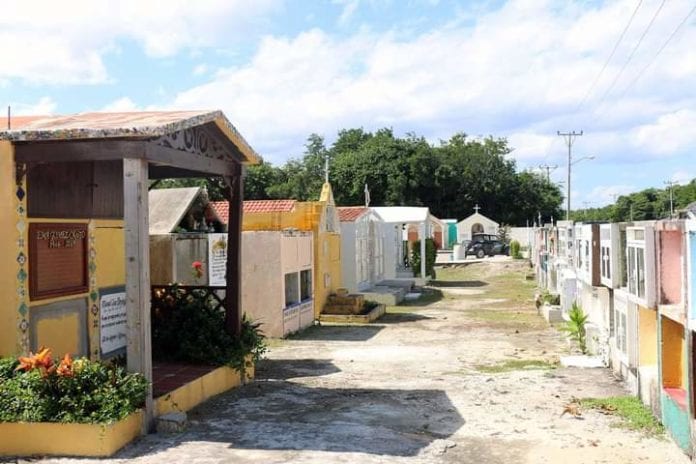 El Subdirector de Desarrollo Económico en Cozumel, Gerardo Selva Romero, confirmó que los panteones de la ciudad serán abiertos a partir del 31 de octubre en la noche, el domingo 1 y el lunes 2 de noviembre, con la instalación de filtros de salud para evitar contagios de Covid-19.